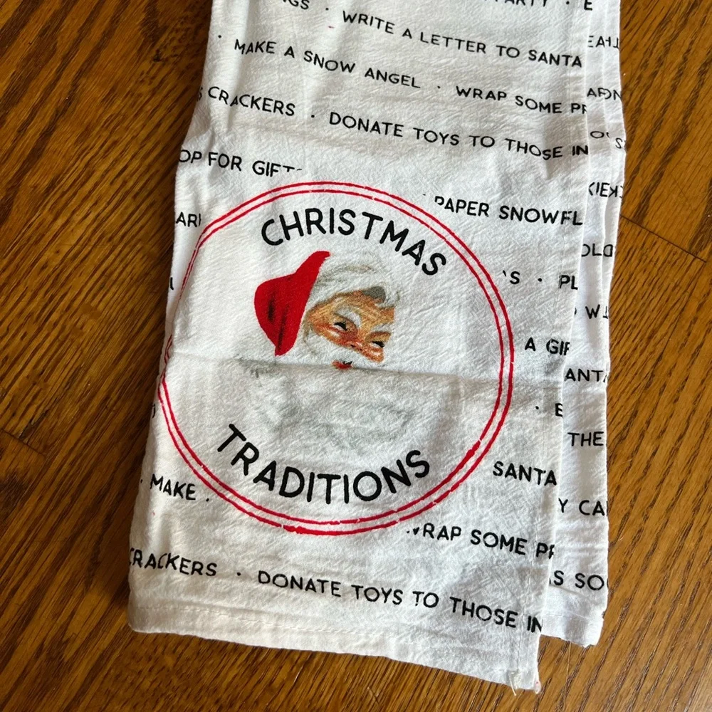 🎅🏼HALLMARK: One size Santa Christmas traditions theme hand towel, NWOT.
